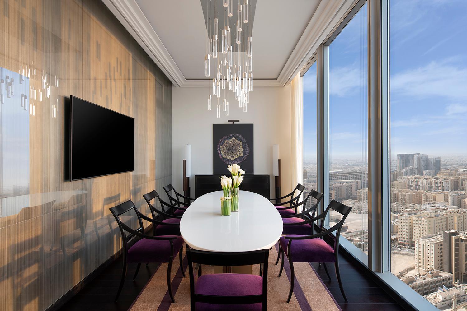Banyan Tree Doha At La Cigale Mushaireb Quarto foto The dining room of a suite at the Ritz-Carlton, Riyadh